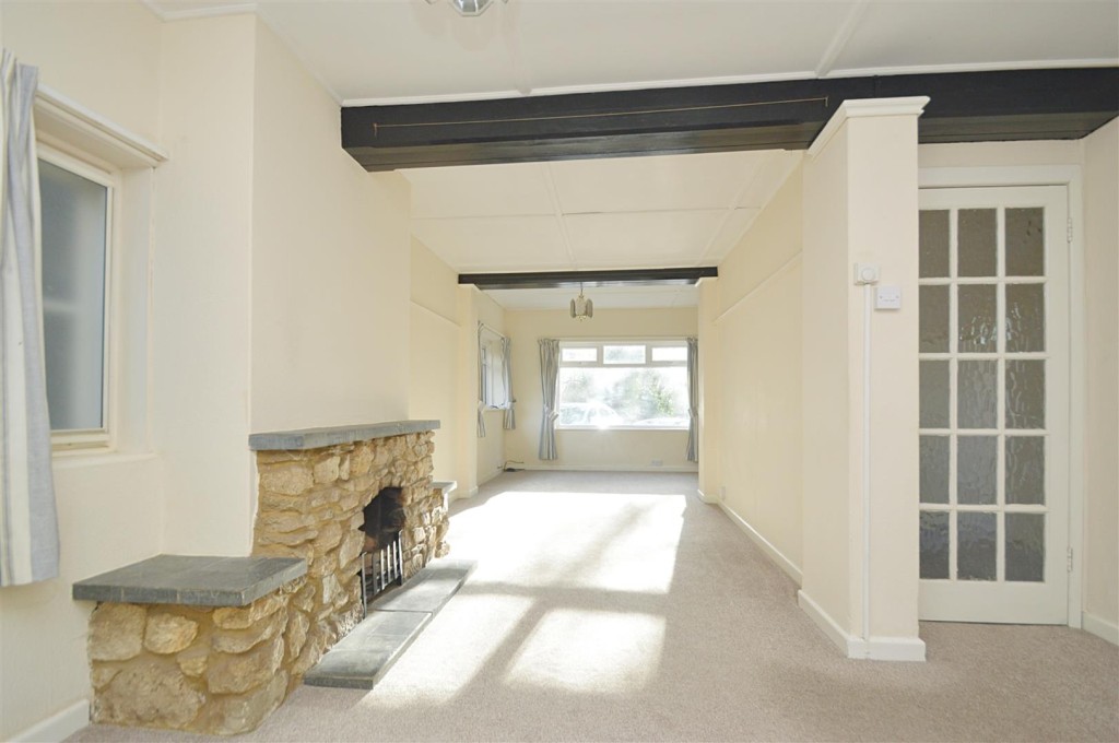 Lot: 215 - FREEHOLD DETACHED HOUSE IN ATTRACTIVE AND QUIET SETTING - The Living/Dining Room